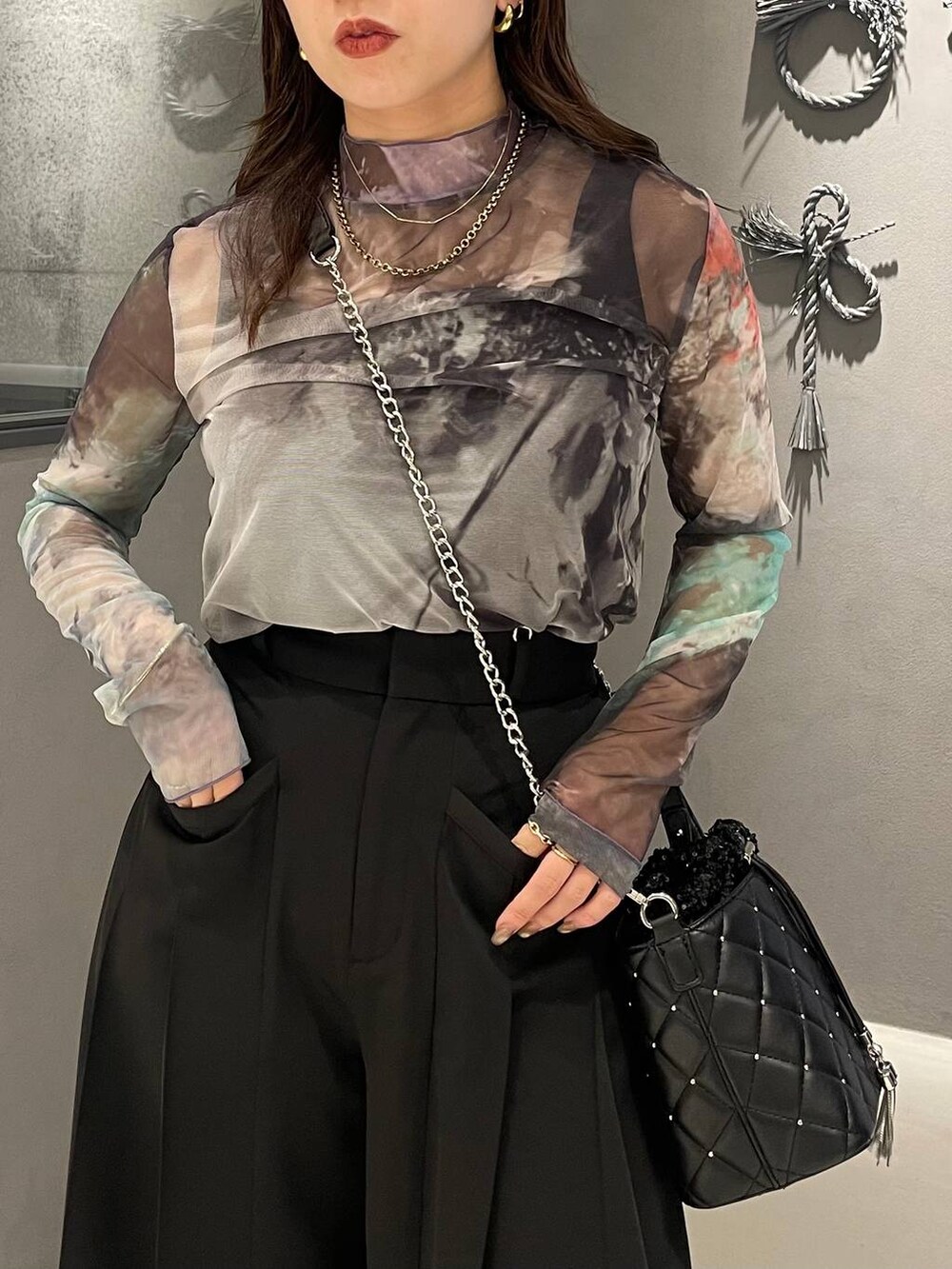 パープル系のTシャツ/カットソー、ブラック系のその他パンツ、ブラック系のショルダーバッグを着用したレディースの秋コーディネートの4枚目の写真