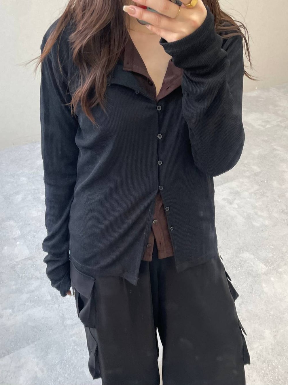 ブラック系のサンダル、ブラック系のカーゴパンツを着用したレディースの春コーディネートの3枚目の写真