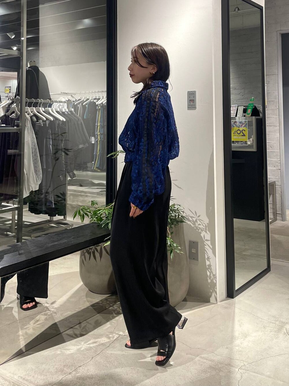 ブルー系のブルゾン、ブラック系のその他パンツ、ブラック系のサンダルを着用したレディースの春コーディネートの2枚目の写真