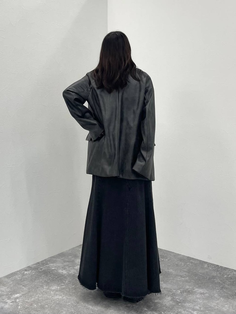 ブラック系のTシャツ/カットソー、ブラック系のスニーカー、グレー系のテーラードジャケットを着用したレディースの秋コーディネートの3枚目の写真