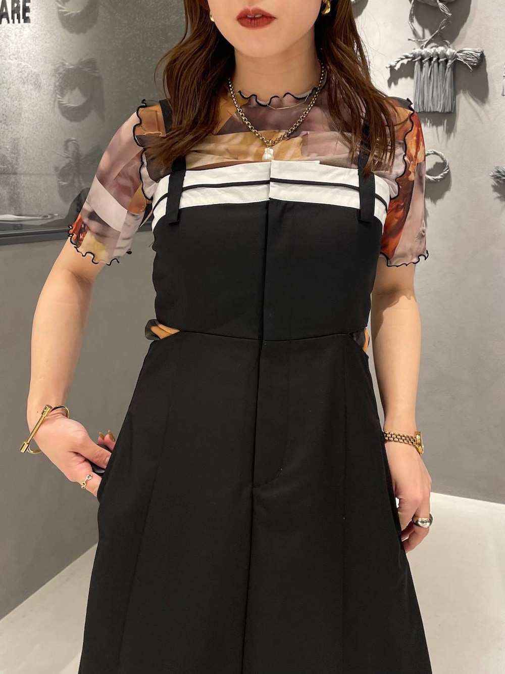 ブラック系のパンプス、ブラウン系のTシャツ/カットソー、ブラック系のワンピースを着用したレディースの春コーディネートの4枚目の写真