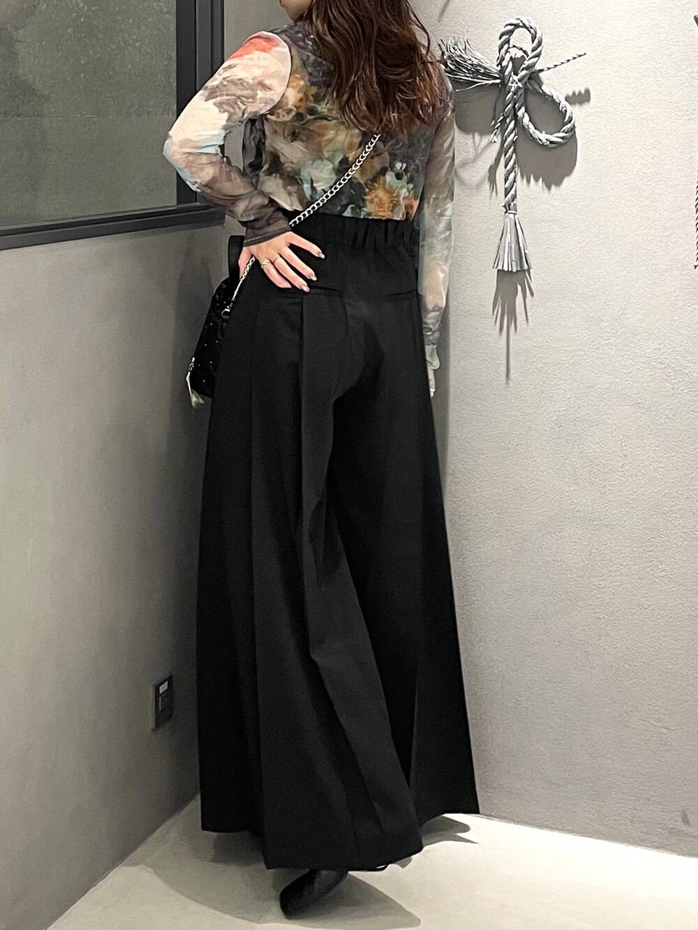パープル系のTシャツ/カットソー、ブラック系のその他パンツ、ブラック系のショルダーバッグを着用したレディースの秋コーディネートの3枚目の写真