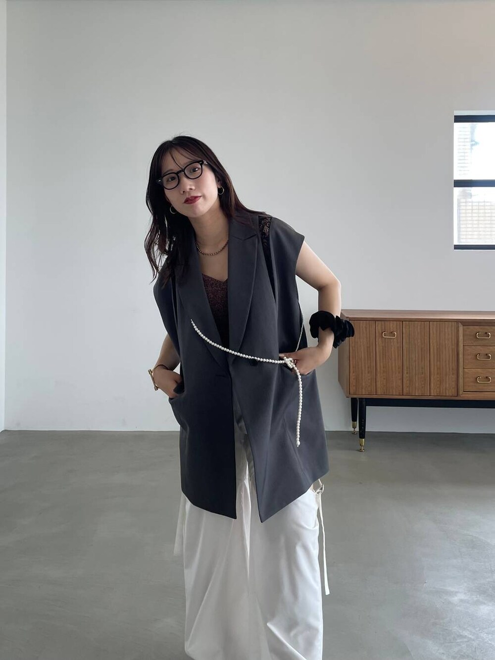 ブラック系のパンプス、ホワイト系のその他パンツ、グレー系のテーラードジャケットを着用したレディースの夏コーディネートの5枚目の写真