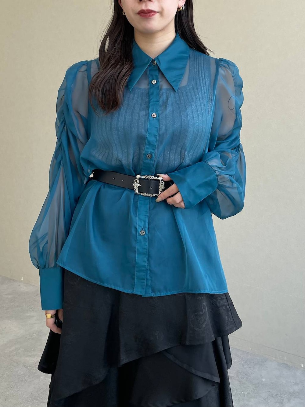 シルバー系のタンクトップ、ブルー系のシャツ/ブラウス、ブラック系のサンダルを着用したレディースの春コーディネートの4枚目の写真