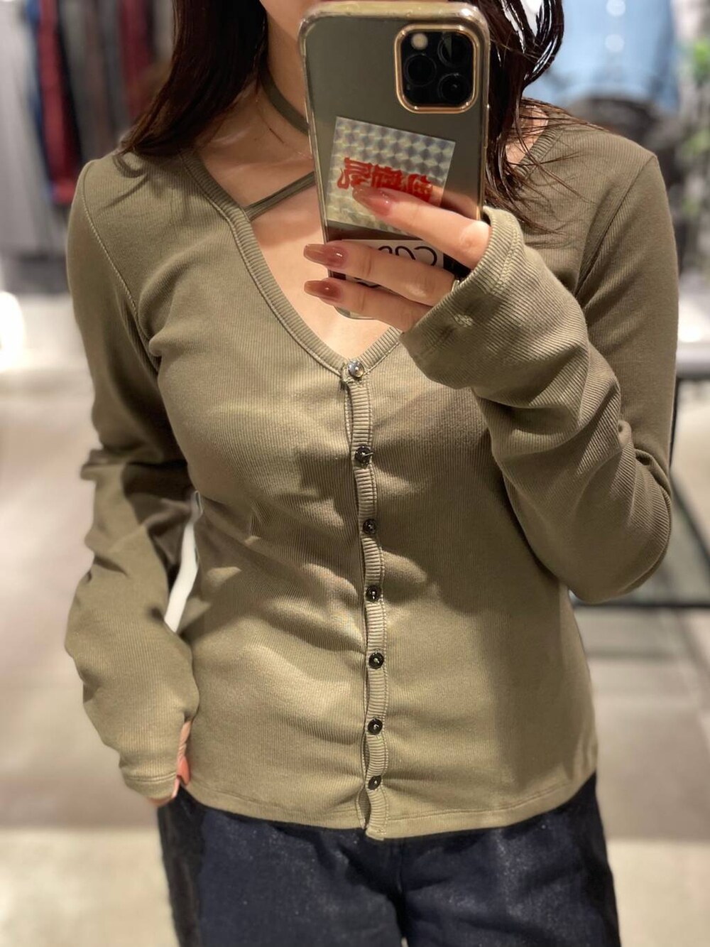 グリーン系のカーディガン/ボレロを着用したレディースの秋コーディネートの3枚目の写真