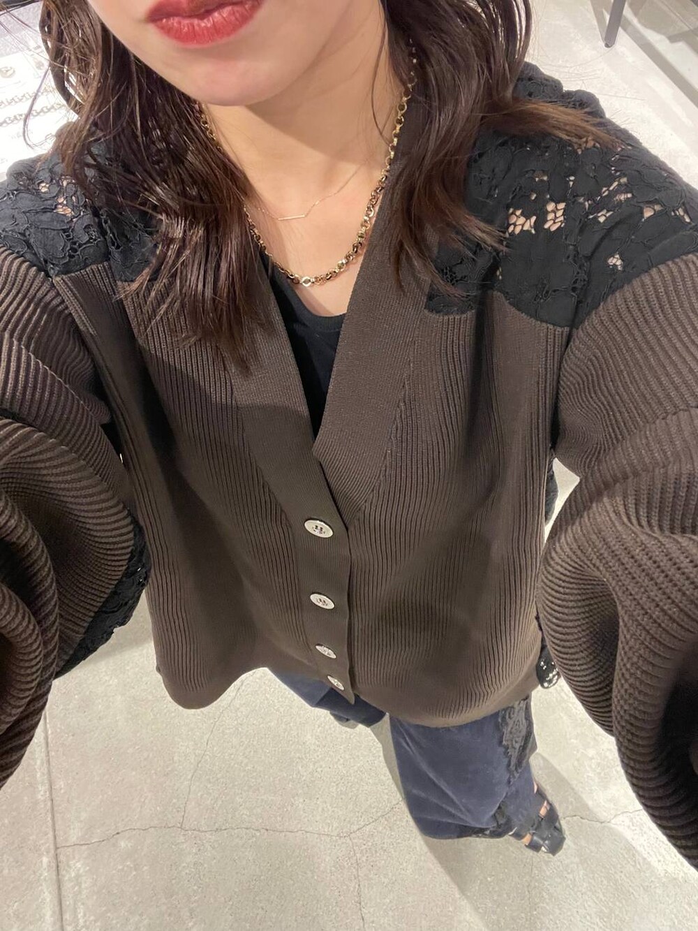 ブラック系のサンダル、ブラウン系のカーディガン/ボレロ、ブルー系のデニムパンツを着用したレディースの夏コーディネートの5枚目の写真