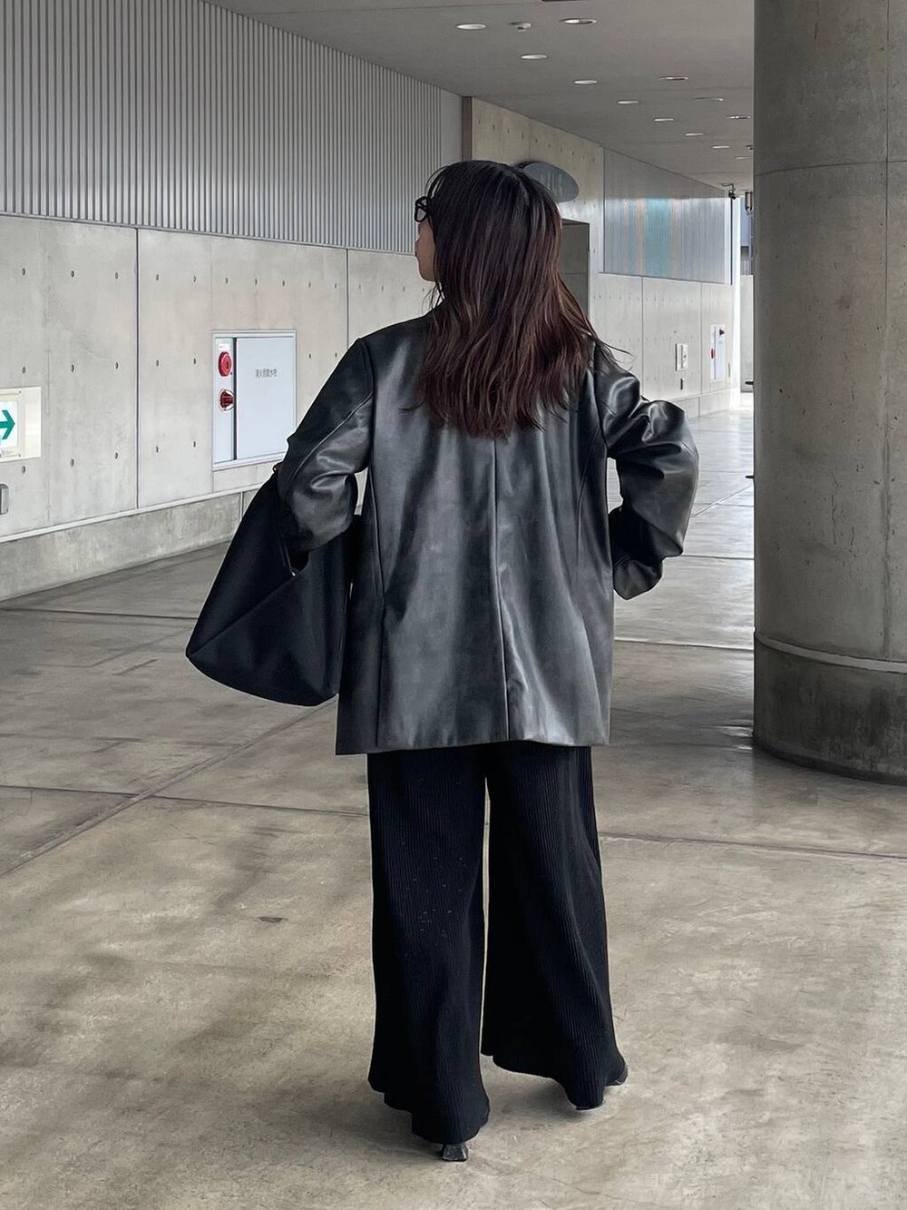 グレー系のテーラードジャケット、ブラック系のその他パンツを着用したレディースの秋コーディネートの3枚目の写真