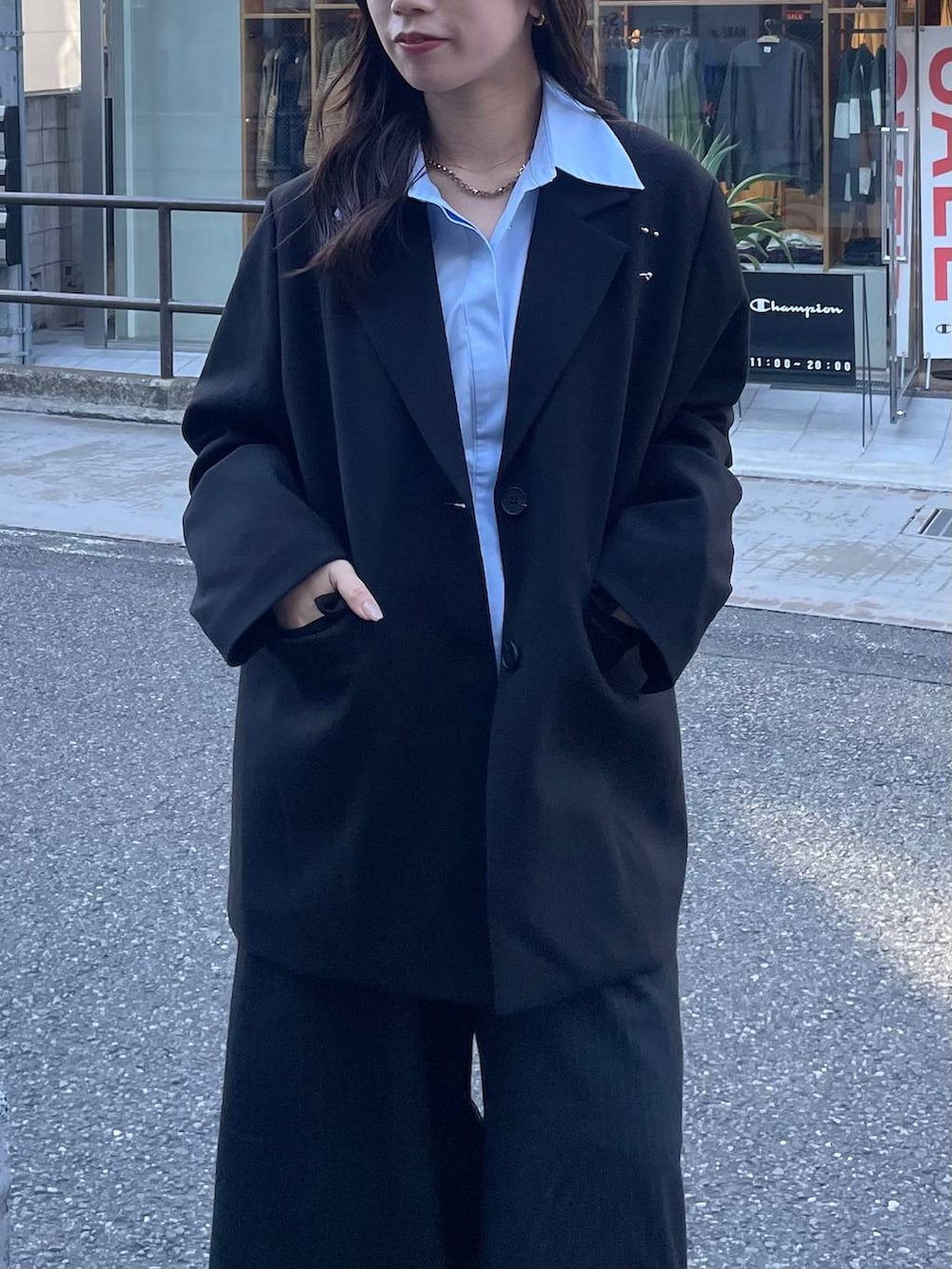 ブラック系のテーラードジャケット、ブルー系のシャツ/ブラウス、ブラック系のスラックスを着用したレディースの冬コーディネートの4枚目の写真