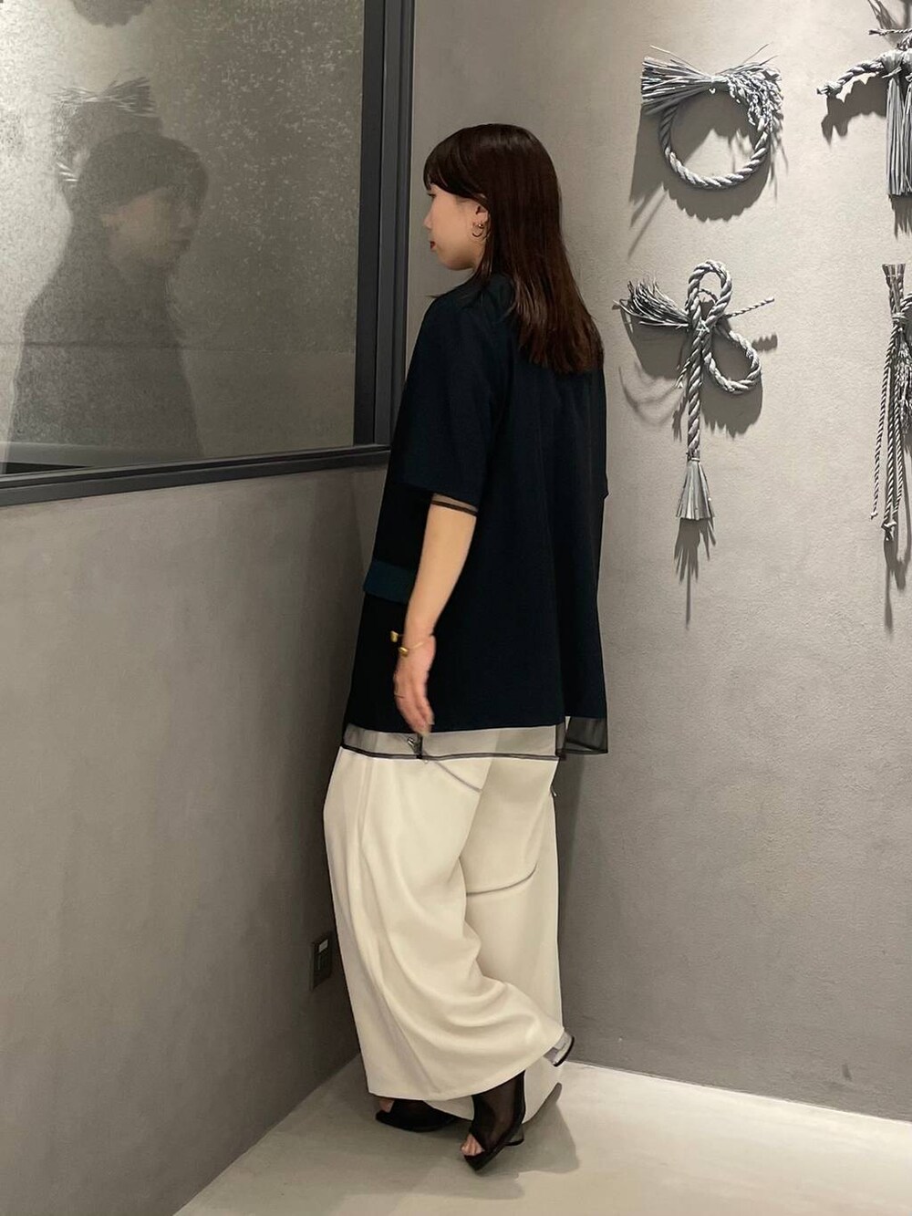 ブラック系のサンダル、ホワイト系のその他パンツ、グリーン系のテーラードジャケットを着用したレディースの夏コーディネートの3枚目の写真