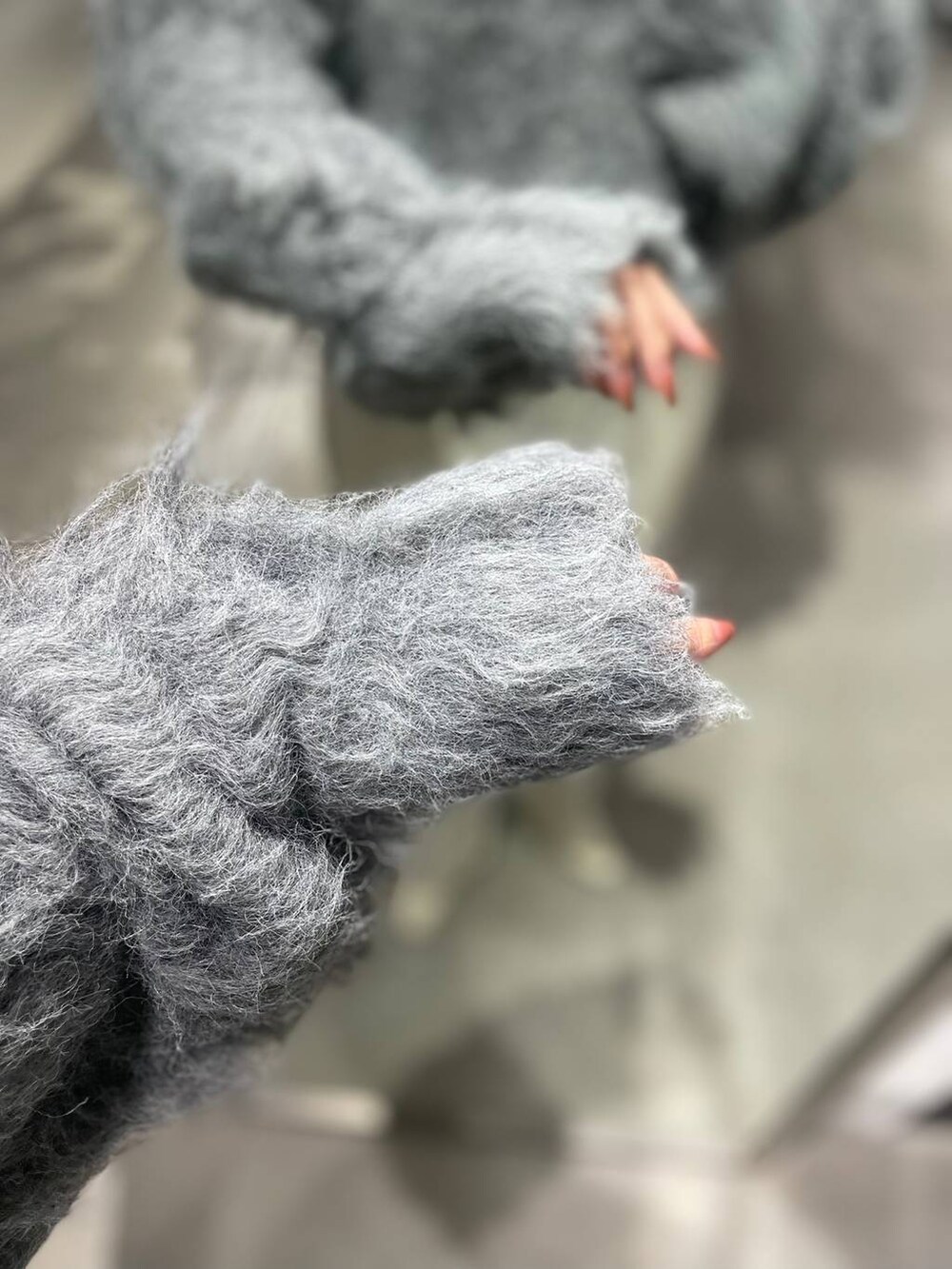 グレー系のカーディガン/ボレロを着用したレディースの秋コーディネートの6枚目の写真