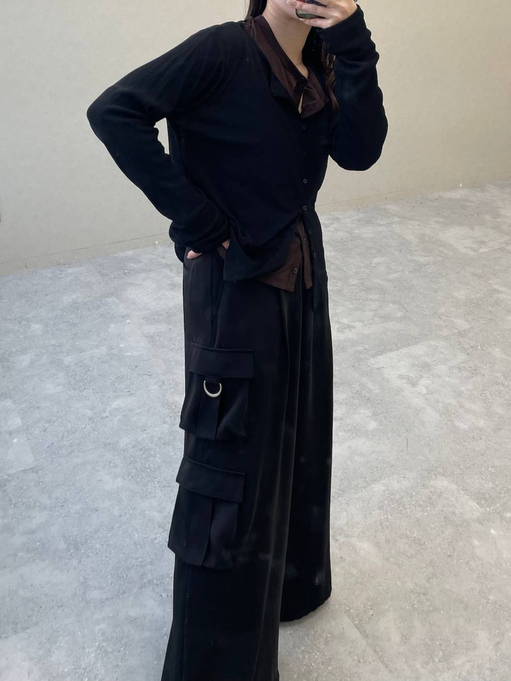 ブラック系のサンダル、ブラック系のカーゴパンツを着用したレディースの春コーディネートの2枚目の写真