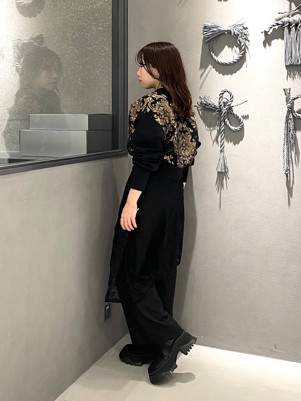 ブラック系のブーツ、ブラック系のその他パンツ、ブラック系のスウェットを着用したレディースの秋コーディネートの2枚目の写真