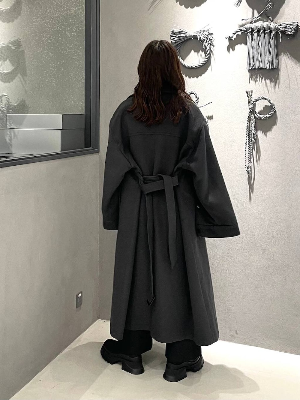 ブラック系のネクタイ、ホワイト系のシャツ/ブラウス、ブラック系のブーツを着用したレディースの冬コーディネートの3枚目の写真