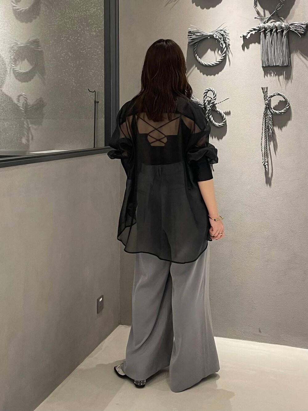 グレー系のその他パンツ、シルバー系のサンダル、ブラック系のシャツ/ブラウスを着用したレディースの春コーディネートの3枚目の写真