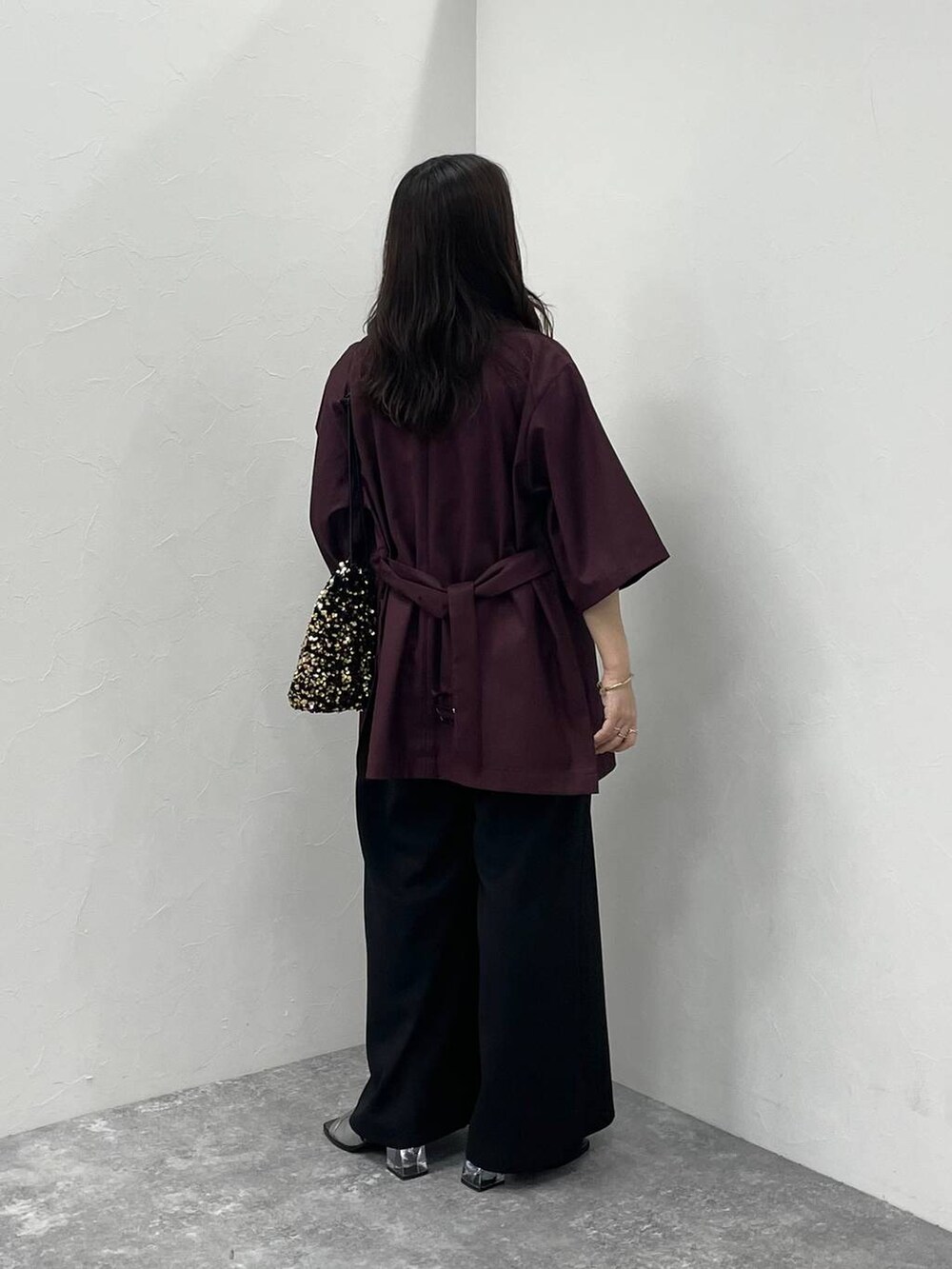 シルバー系のサンダル、レッド系のTシャツ/カットソー、ブラック系のその他パンツを着用したレディースの夏コーディネートの3枚目の写真