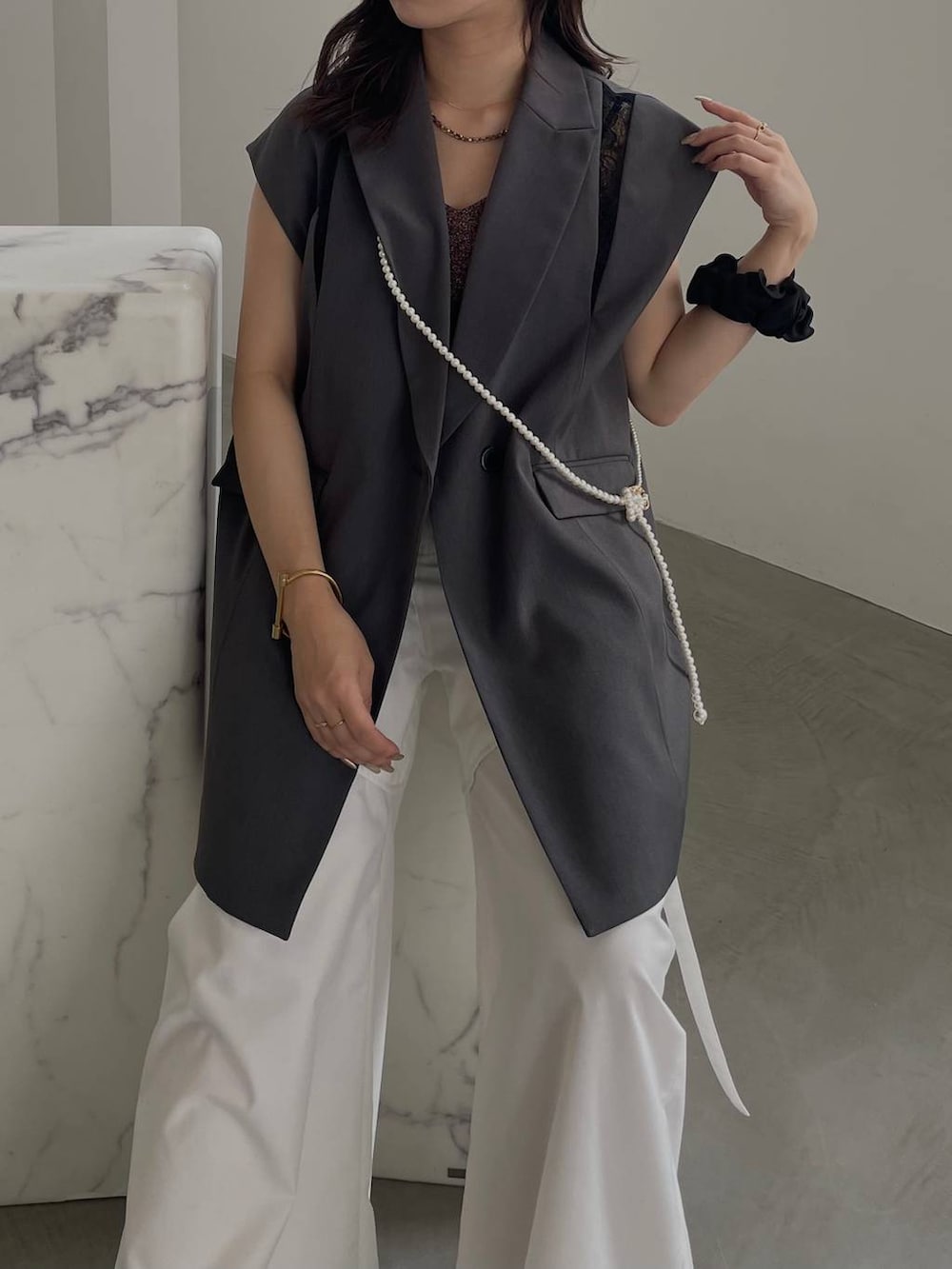 ブラック系のパンプス、ホワイト系のその他パンツ、グレー系のテーラードジャケットを着用したレディースの夏コーディネートの6枚目の写真