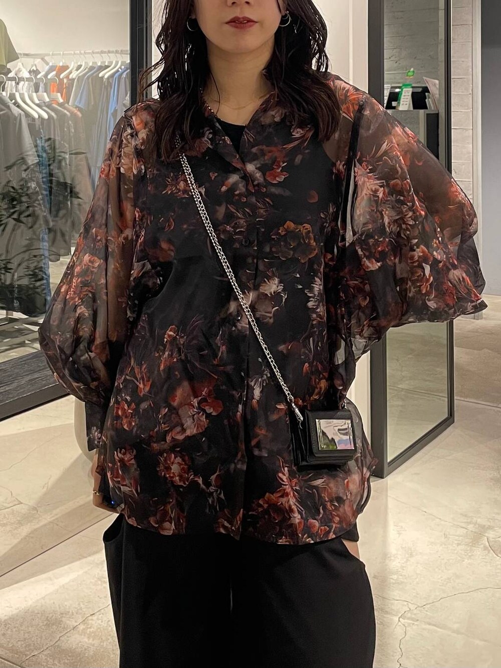 ブラック系のサンダル、ブラック系のその他パンツ、オレンジ系のシャツ/ブラウスを着用したレディースの春コーディネートの4枚目の写真