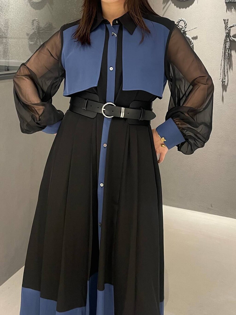 ブラック系のブーツ、ブラック系のワンピース、ブラック系のベルトを着用したレディースの夏コーディネートの4枚目の写真