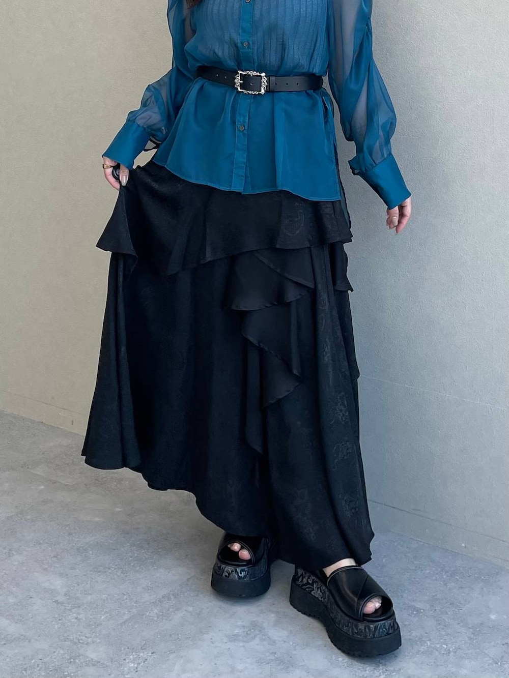 シルバー系のタンクトップ、ブルー系のシャツ/ブラウス、ブラック系のサンダルを着用したレディースの春コーディネートの5枚目の写真