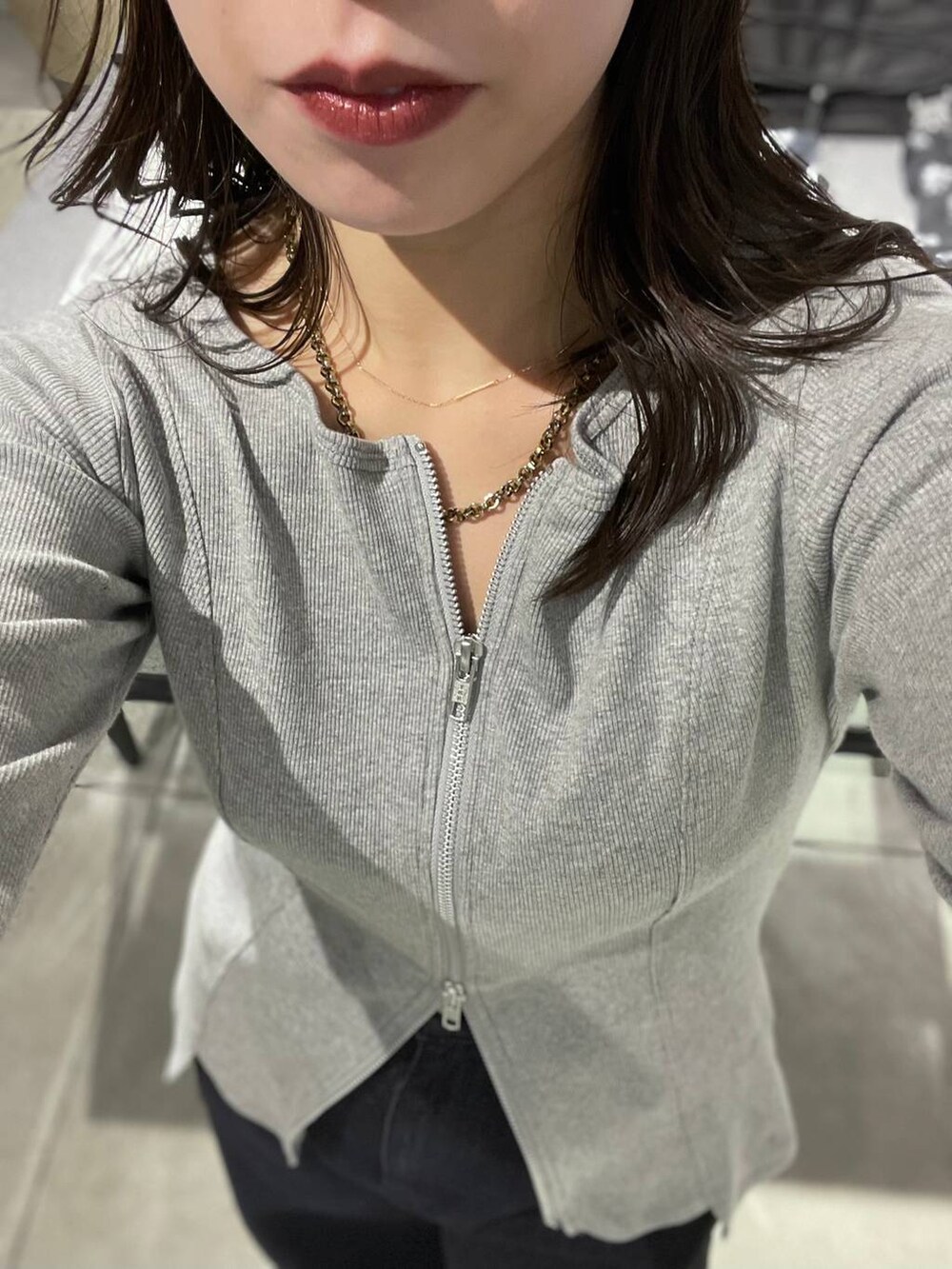 ブルー系のデニムパンツ、グレー系のカーディガン/ボレロを着用したレディースの秋コーディネートの5枚目の写真