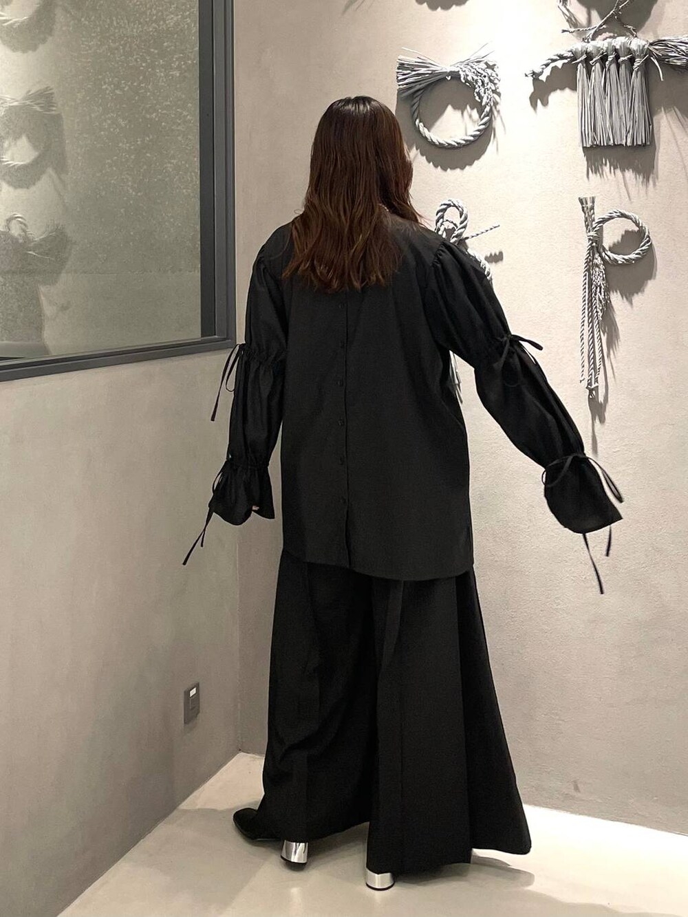 ブラック系のその他パンツ、ブラック系のブーツ、ブラック系のシャツ/ブラウスを着用したレディースの秋コーディネートの2枚目の写真