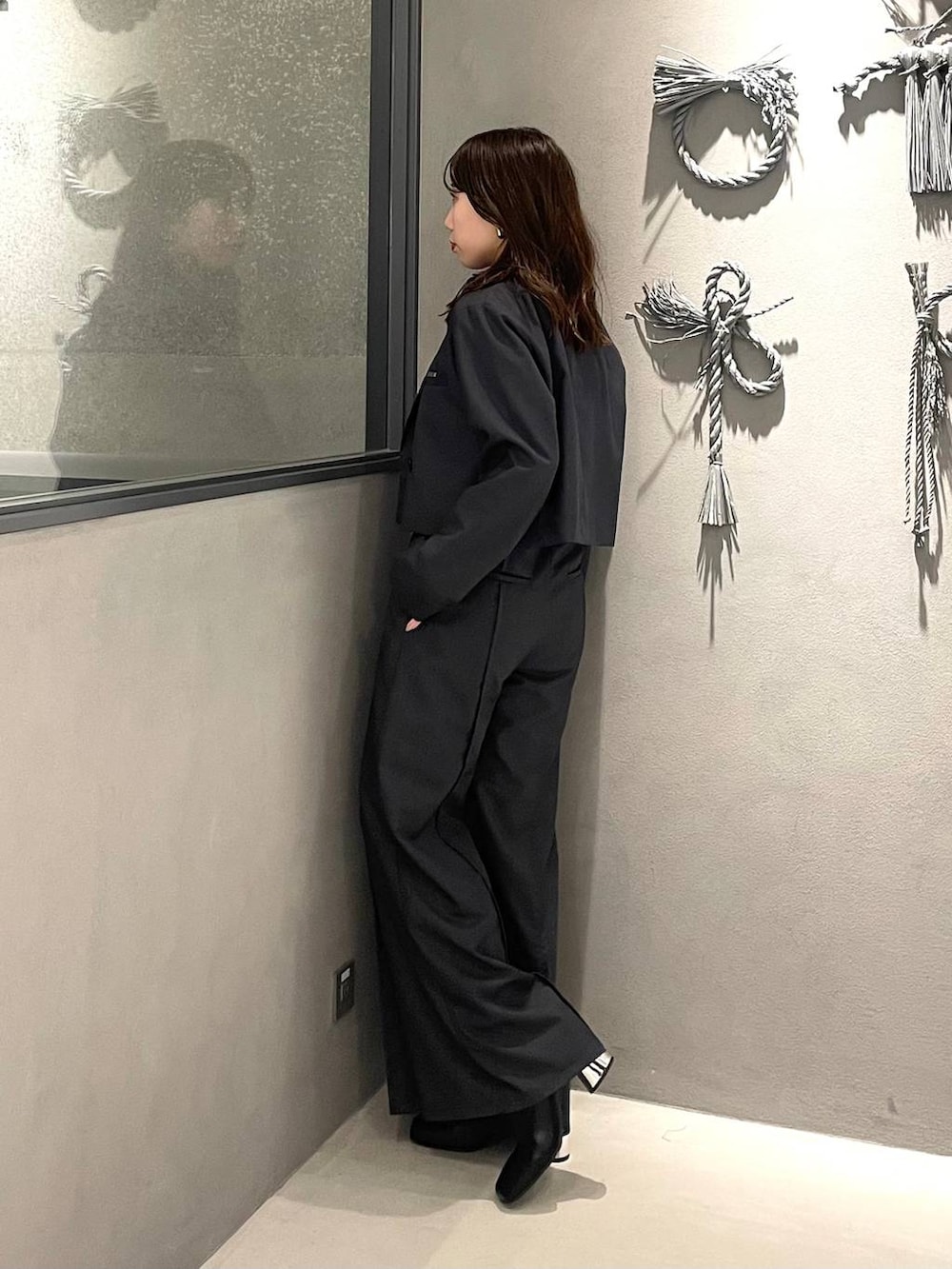 ブラック系のブーツ、グレー系のセットアップを着用したレディースの秋コーディネートの2枚目の写真