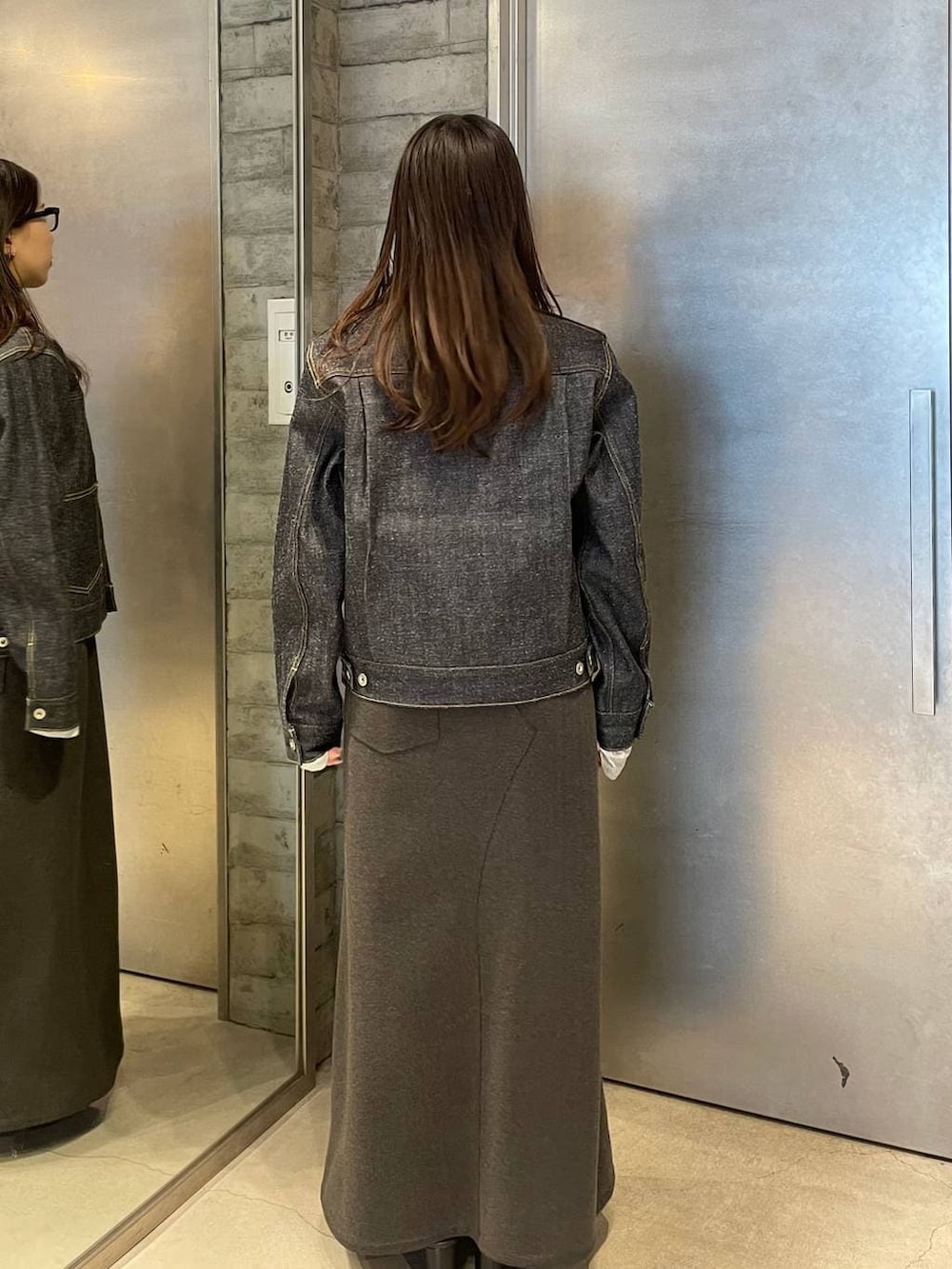 ブラック系のサンダル、グレー系のTシャツ/カットソーを着用したレディースの春コーディネートの3枚目の写真