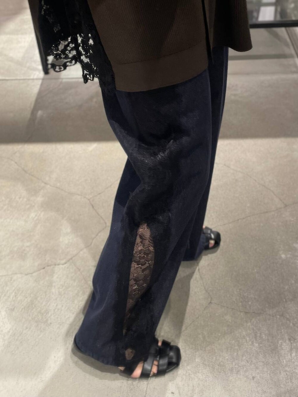 ブラック系のサンダル、ブラウン系のカーディガン/ボレロ、ブルー系のデニムパンツを着用したレディースの夏コーディネートの7枚目の写真