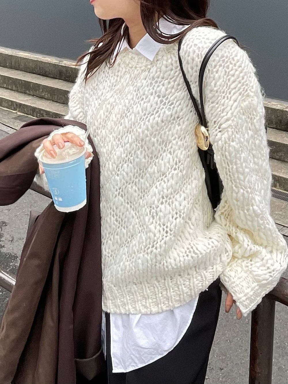 ブラック系のショルダーバッグ、ホワイト系のニット/セーターを着用したレディースの秋コーディネートの4枚目の写真