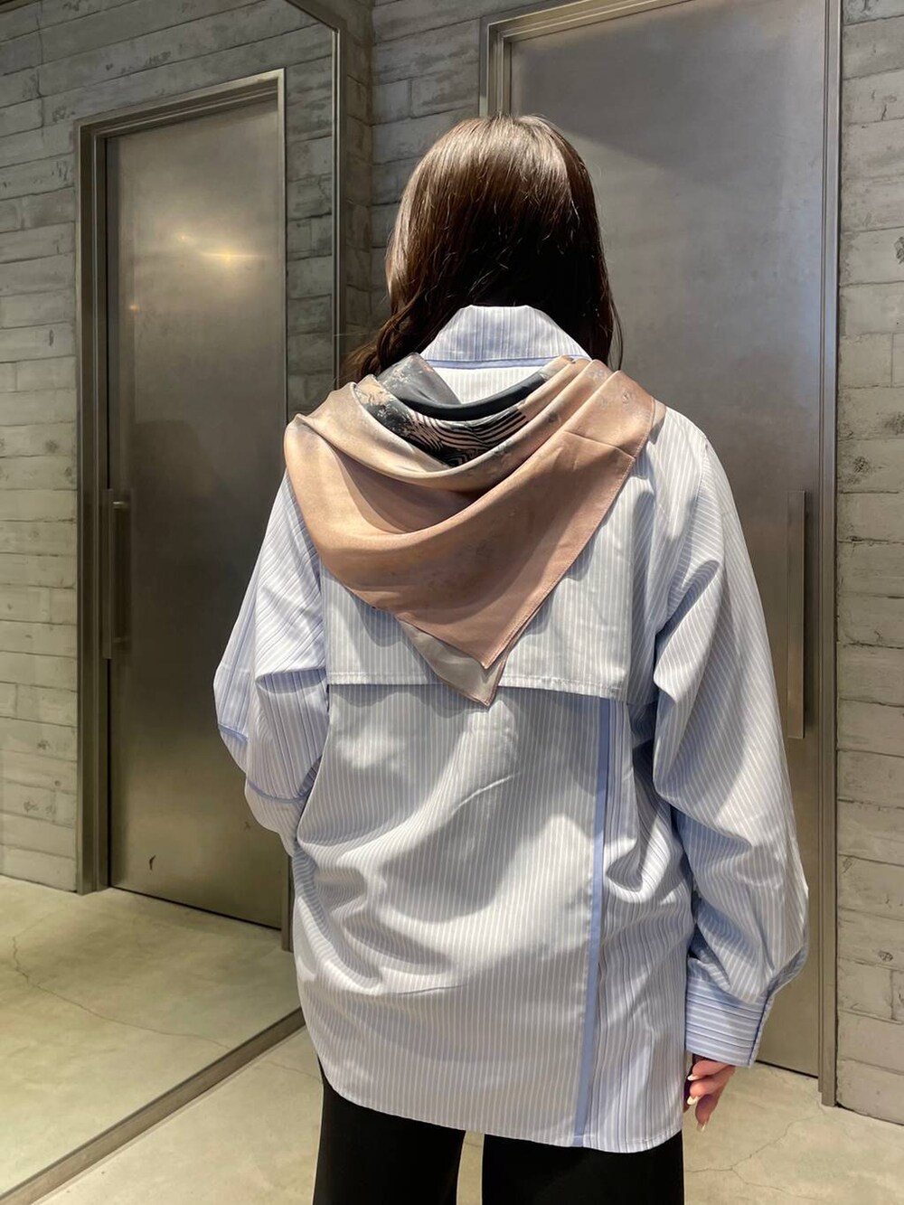 ブラック系のトートバッグ、ブラック系のパンプス、ブラック系のその他パンツを着用したレディースの冬コーディネートの6枚目の写真