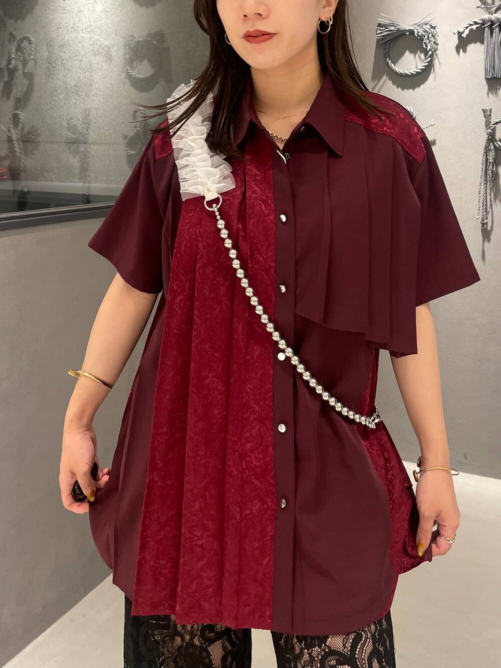 「きれいめ、低身長、ベーシック/シンプル、夏コーデ、体型カバー、高見え、モテ、モード、HARE、着痩せ・細見え、シンプルコーデ、シャツ、ワイドパンツ」｜「HAREのチュールフリルデザインスマホストラップ(HARE)（スマホグッズ、ホワイト系）」を使った、REIAさん（レディース・153cm）の夏コーディネートの4枚目の写真