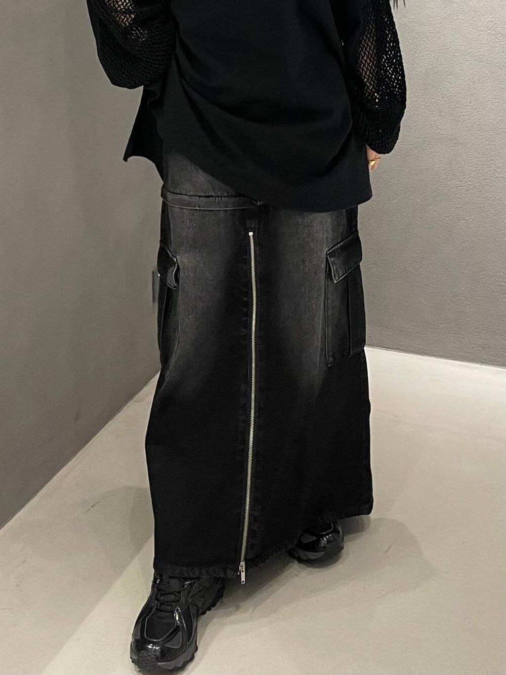 ブラック系のTシャツ/カットソー、ブラック系のデニムスカートを着用したレディースの春コーディネートの5枚目の写真
