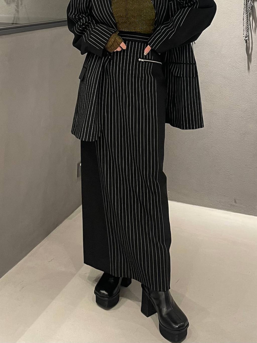 ブラック系のブーツ、イエロー系のTシャツ/カットソー、ブラック系のテーラードジャケットを着用したレディースの秋コーディネートの6枚目の写真