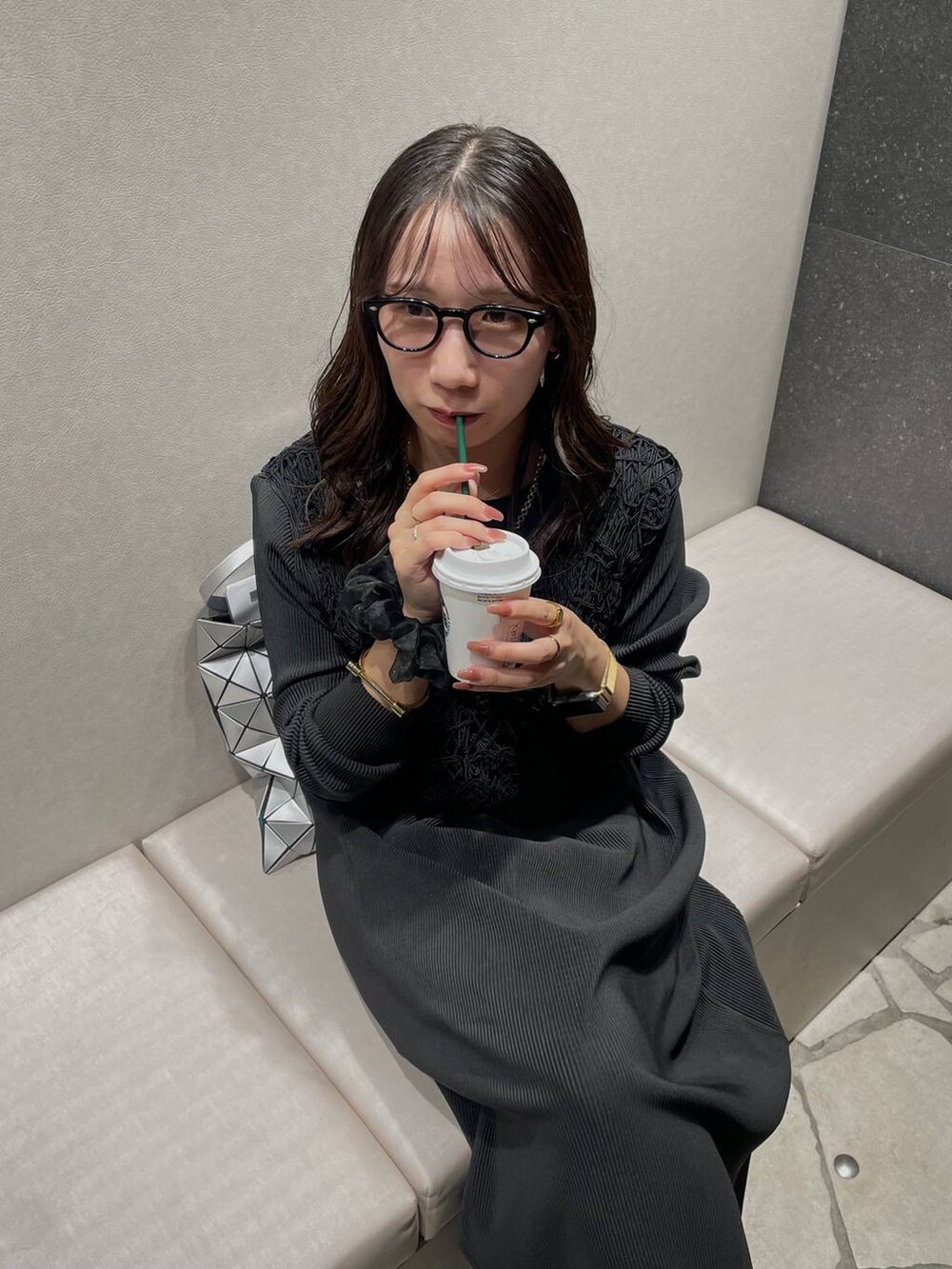 グレー系のカーディガン/ボレロを着用したレディースの秋コーディネートの3枚目の写真