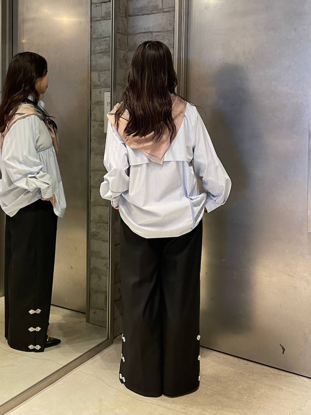 ブラック系のトートバッグ、ブラック系のパンプス、ブラック系のその他パンツを着用したレディースの冬コーディネートの4枚目の写真