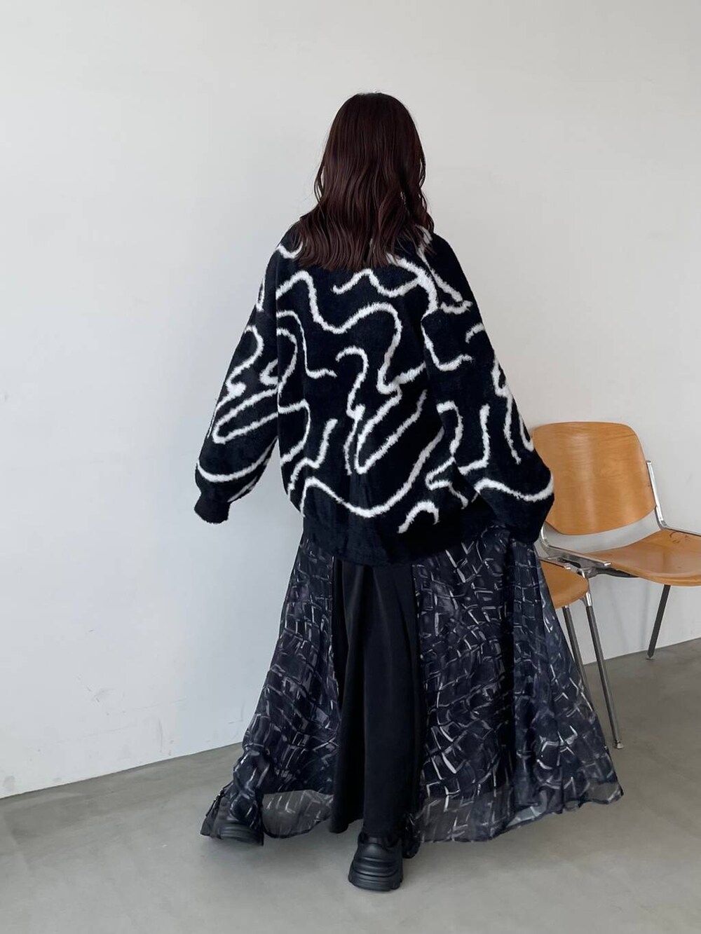 ブラック系のスニーカー、ブラック系のTシャツ/カットソー、ブラック系のスカートを着用したレディースの夏コーディネートの2枚目の写真