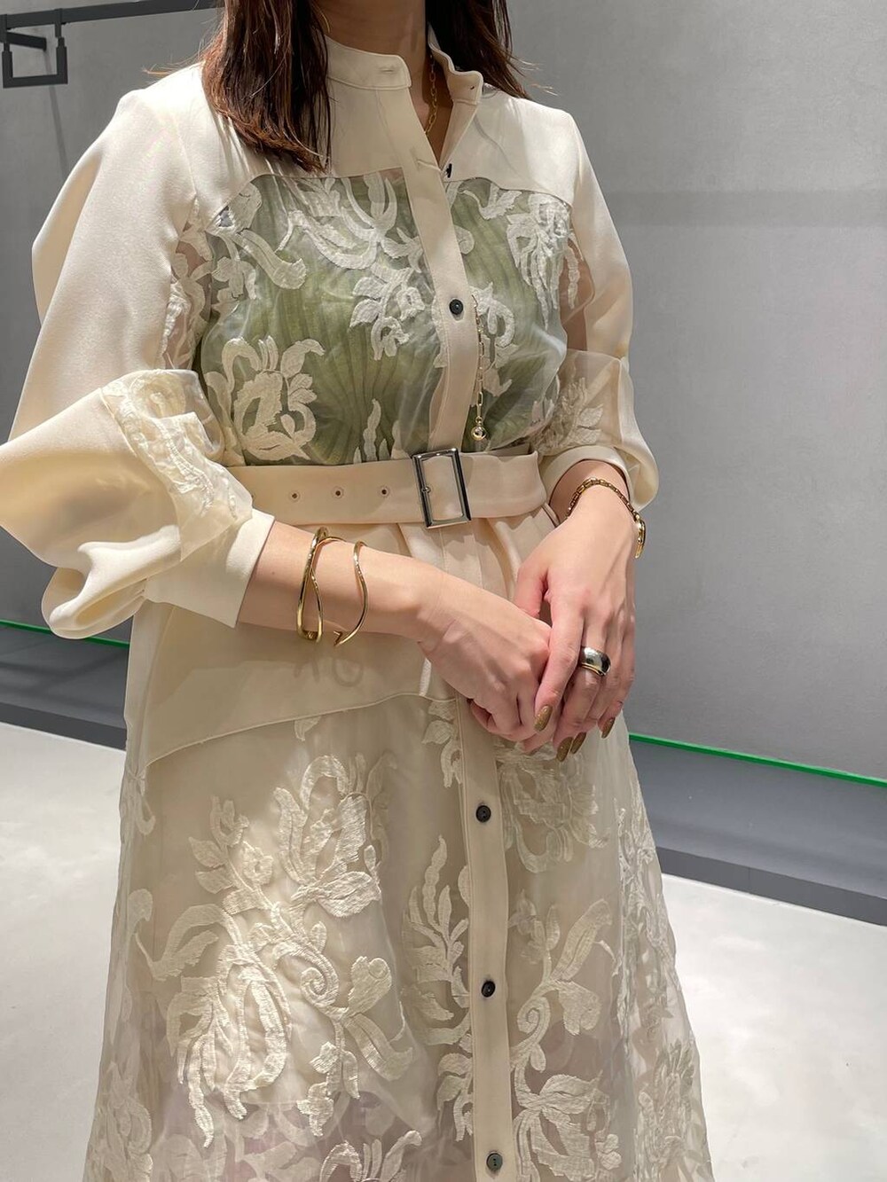 イエロー系のタンクトップ、ホワイト系のワンピース、ホワイト系のその他パンツを着用したレディースの春コーディネートの5枚目の写真