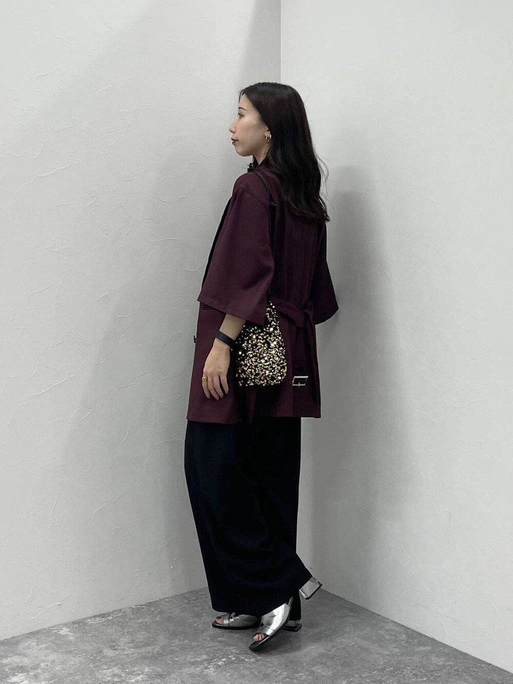 シルバー系のサンダル、レッド系のTシャツ/カットソー、ブラック系のその他パンツを着用したレディースの夏コーディネートの2枚目の写真