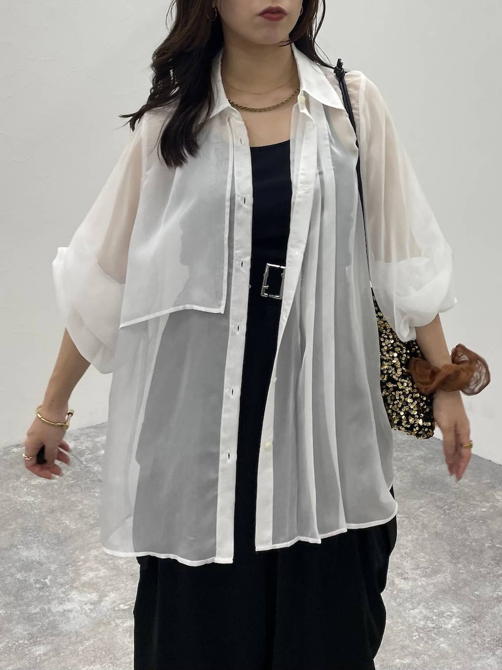 ブラック系のキャミソール、ブラック系のカーゴパンツ、ブラック系のサンダルを着用したレディースの夏コーディネートの4枚目の写真