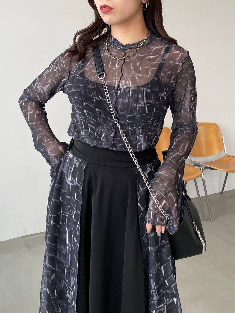 ブラック系のスニーカー、ブラック系のTシャツ/カットソー、ブルー系のショルダーバッグを着用したレディースの夏コーディネートの6枚目の写真