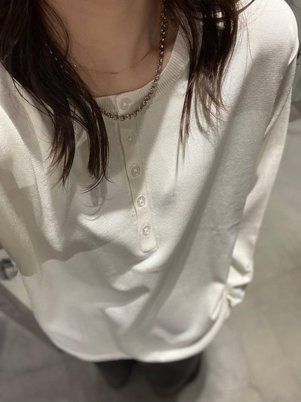 ホワイト系のニット/セーター、グレー系のスカートを着用したレディースの秋コーディネートの5枚目の写真