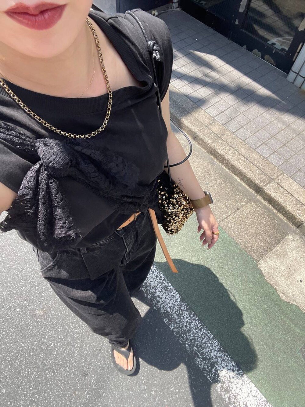 ブラック系のTシャツ/カットソー、ブラック系のサンダルを着用したレディースの秋コーディネートの3枚目の写真