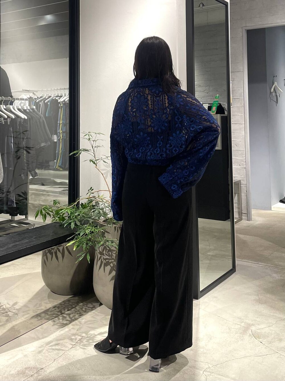 ブルー系のブルゾン、ブラック系のその他パンツ、ブラック系のサンダルを着用したレディースの春コーディネートの3枚目の写真