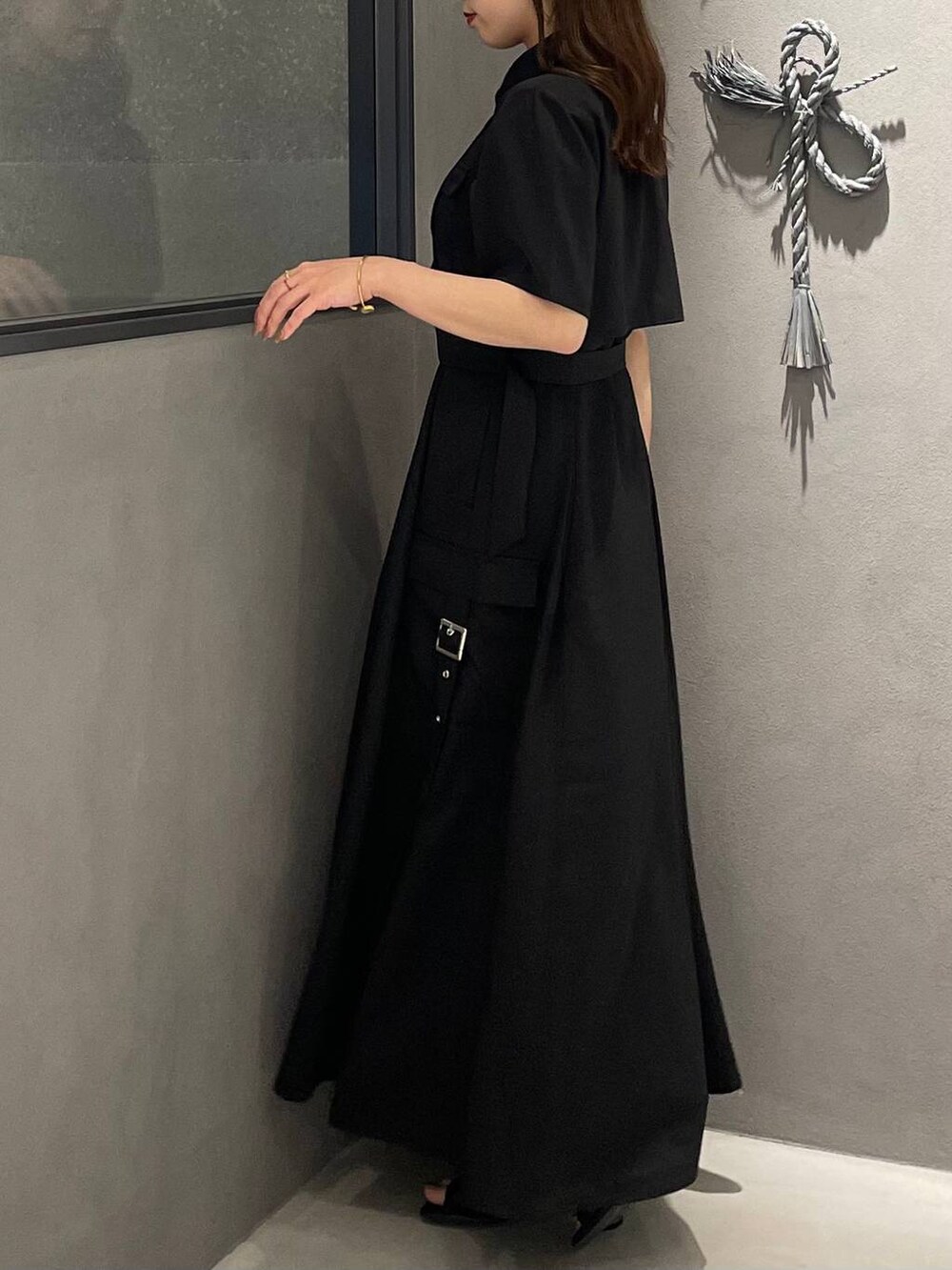 ブラック系のサンダル、ブラック系のワンピースを着用したレディースの夏コーディネートの3枚目の写真