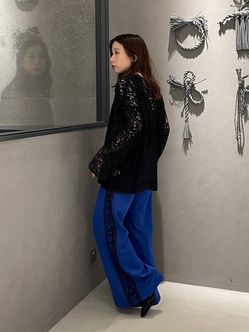 ブラック系のパンプス、ブルー系のその他パンツ、ブラック系のTシャツ/カットソーを着用したレディースの春コーディネートの2枚目の写真