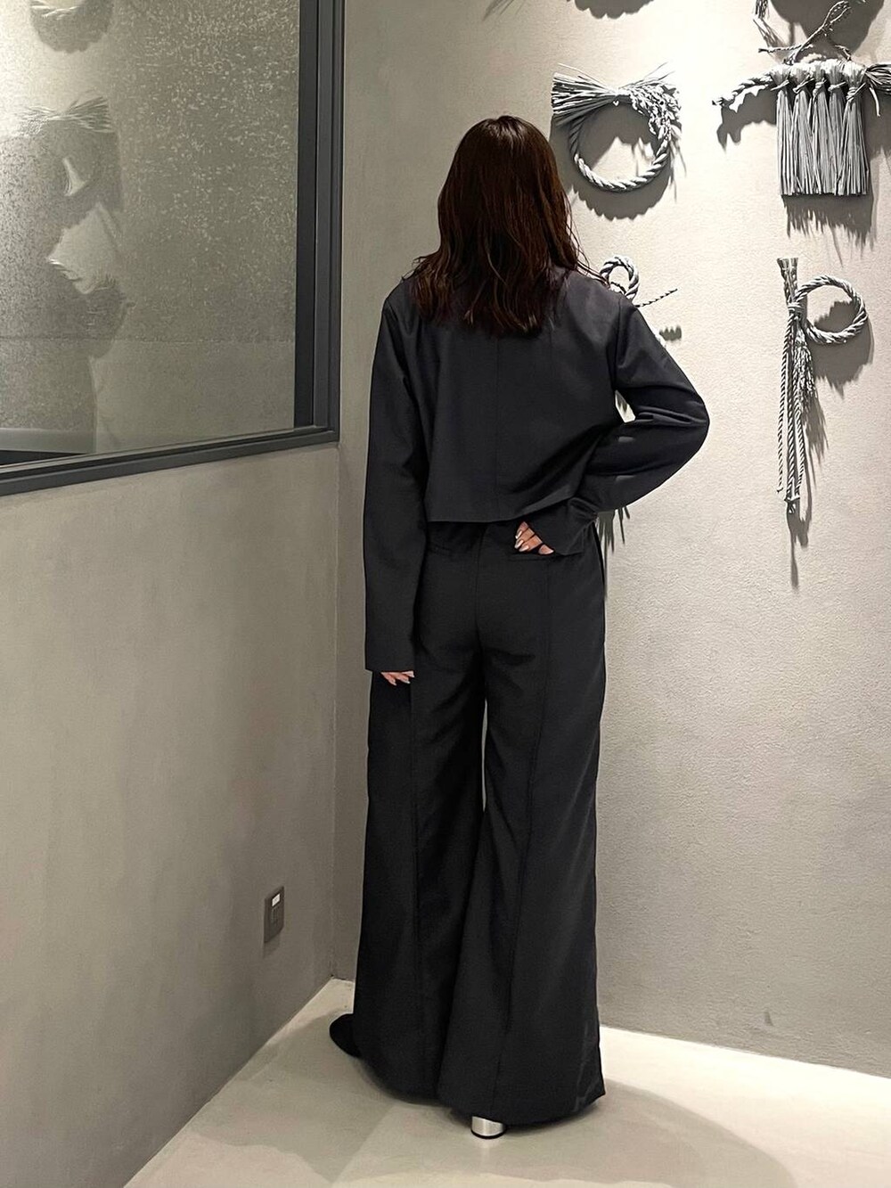 ブラック系のブーツ、グレー系のセットアップを着用したレディースの秋コーディネートの3枚目の写真