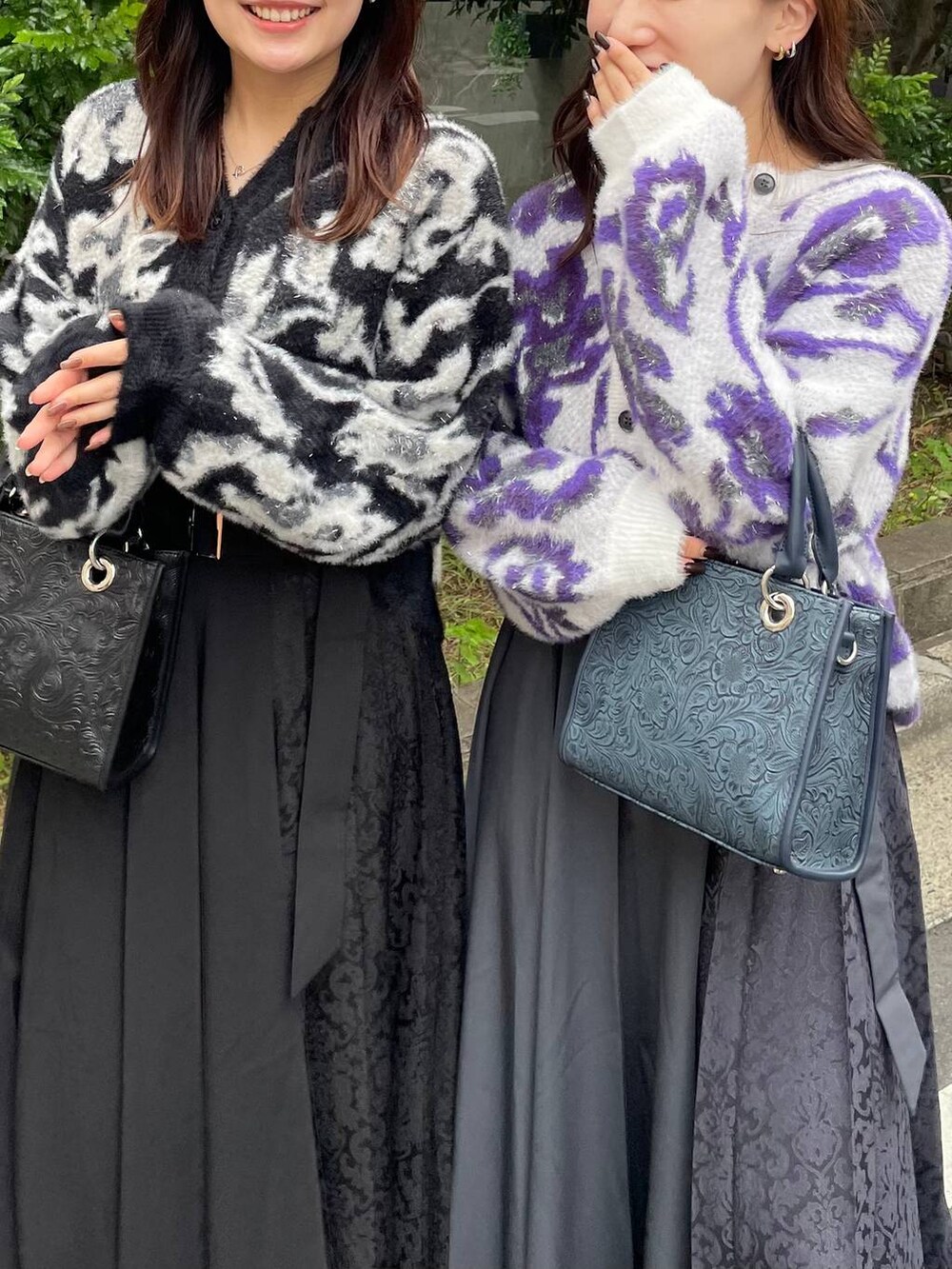 グレー系のショルダーバッグ、ホワイト系のカーディガン/ボレロ、ブラック系のブーツを着用したレディースの秋コーディネートの5枚目の写真