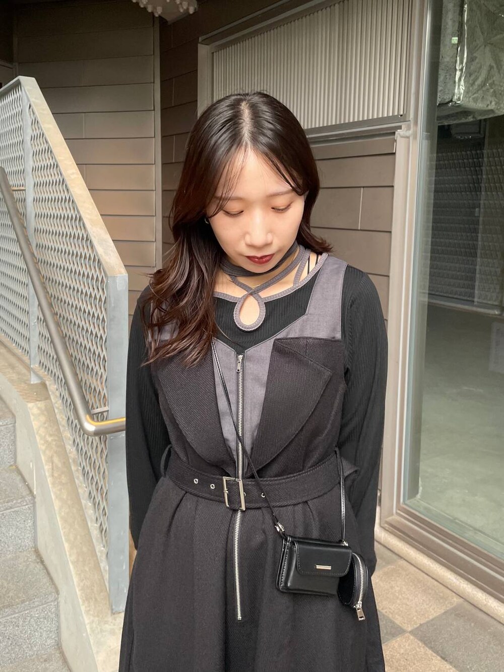 ブラック系のTシャツ/カットソー、ブラック系のブーツ、ブラック系のワンピースを着用したレディースの秋コーディネートの5枚目の写真
