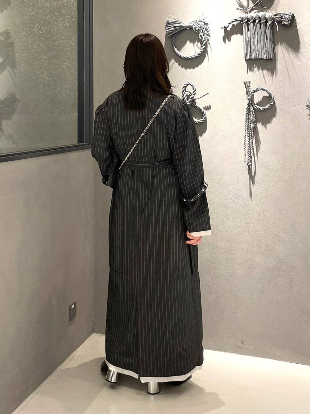 ホワイト系のタンクトップ、グレー系のワンピース、ブラック系のブーツを着用したレディースの秋コーディネートの2枚目の写真