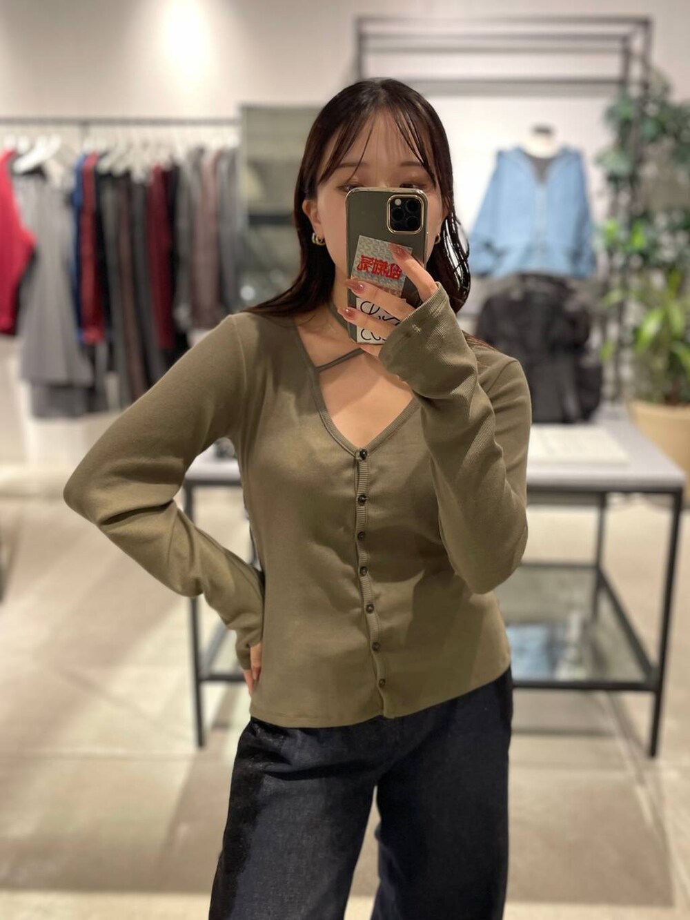 グリーン系のカーディガン/ボレロを着用したレディースの秋コーディネートの2枚目の写真